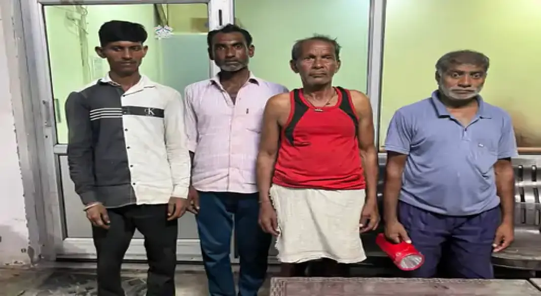 मेरठ में डकैती का कहर: 15 हथियारबंद बदमाशों ने 10 लाख की लूटपाट की, गार्डों को बंधक बनाया