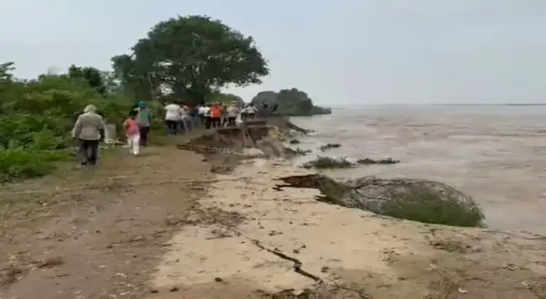 बिजनौर: गंगा रावली तटबंध टूटा, प्रशासन की कोशिशें रहीं नाकाम; 2 दर्जन से अधिक गांवों में बाढ़ का खतरा