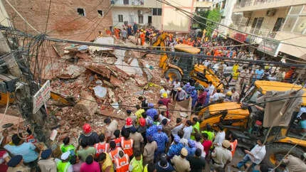 दिल्ली में 5 मंजिला इमारत गिरी, 5 की मौत : दावा- 50 साल पुरानी थी बिल्डिंग; बारिश की वजह से बेसमेंट में पानी जमा था