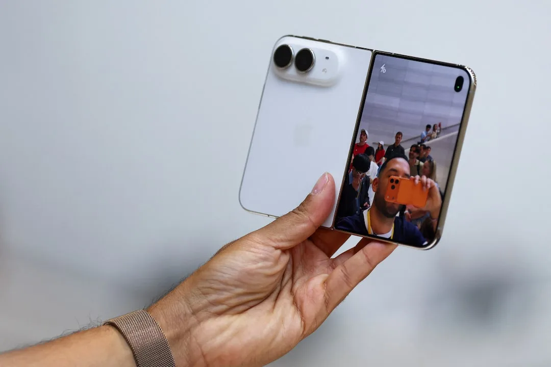 Apple dule display mobile