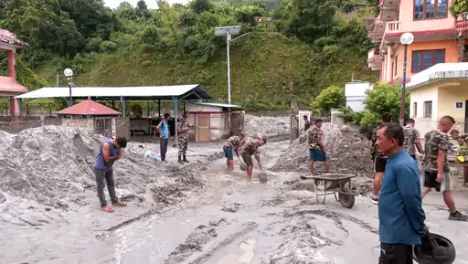 रहवासी इलाकों से बाढ़ के बाद के मलबे को हटाया जा रहा है।